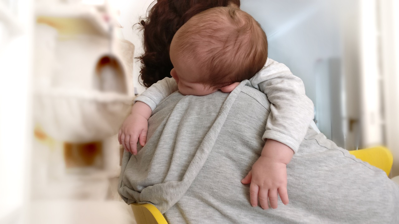 试管代生的孩子快抓紧妈妈的手（试管代生的孩子快抓紧妈妈的手 朗诵视频张凯丽）